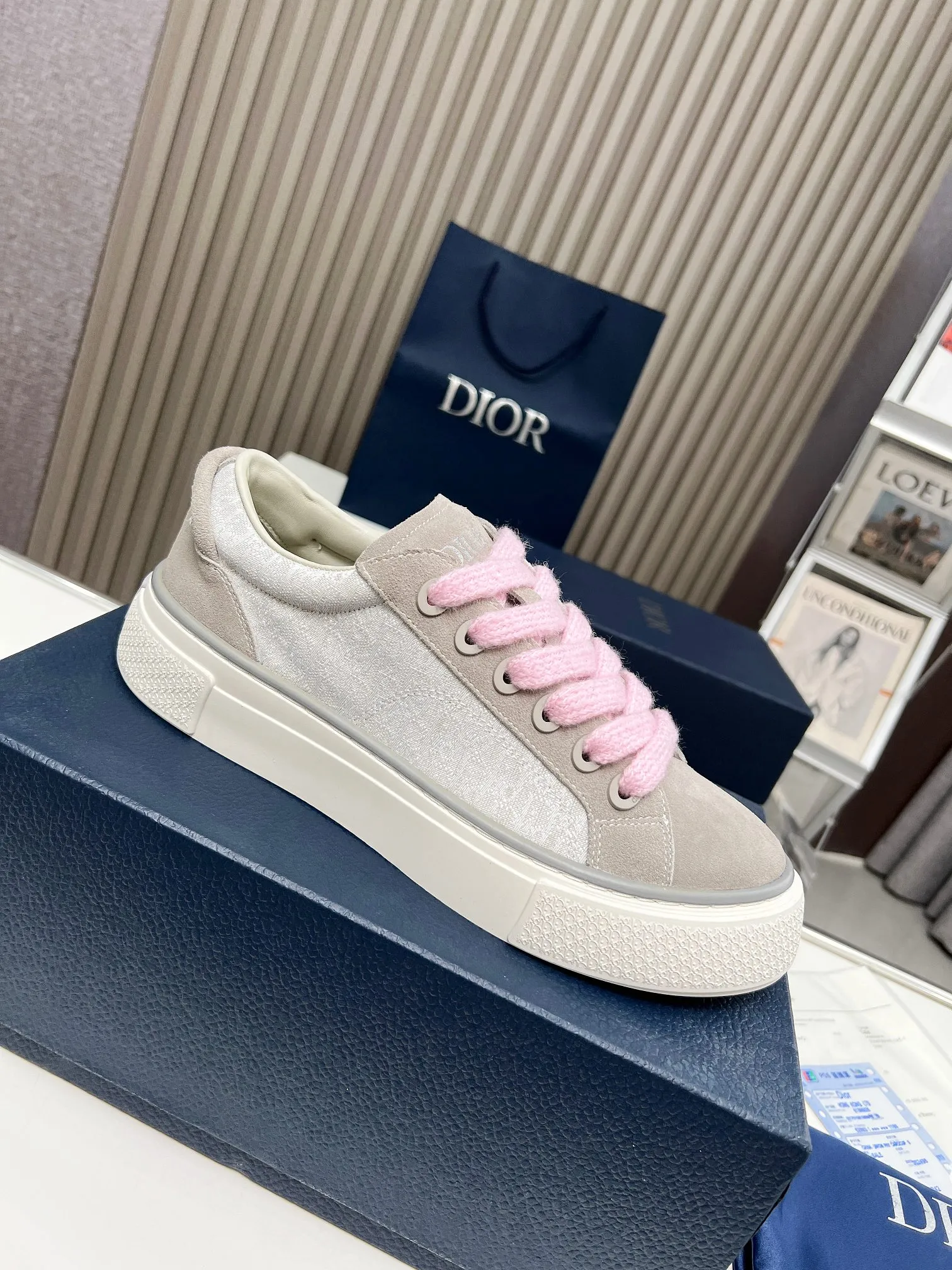 👟👟Ex-factory price 560👟👟 Women's DIOR Dior B33 sneakers, gray and white jacquard fabrics with gray high mercerized suede leather, new products for autumn 2023, reinterpreting classic tennis shoes, the fashionable silhouette highlights the thickness. Crafted from gray and white jacquard with Oblique print and suede panels, it has a distinctive padded tongue embellished with an embossed Dior signature, wide pink mohair laces and brass eyelets with a matte gray finish. The cream-white Dior Oblique patterned rubber sole, enhanced by the contrasting Dior 30 Avenue Montaigne signature on the rear, will add style to casual looks. Size: Women's 35-40 (34, 41 customized, non-refundable) Men's 39-45 (38, 46 customized, non-refundable)